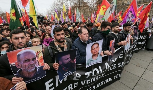  مئات الأكراد السوريين يتظاهرون تنديدا بهجوم باريس