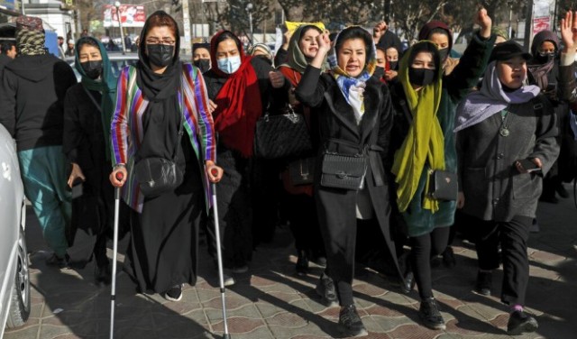 أفغانستان: منظمات دولية تعلق نشاطها إثر منع النساء من العمل