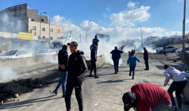 قلنديا: الاحتلال يقمع مسيرة لذوي الشهداء تطالب باسترداد جثامين أبنائهم