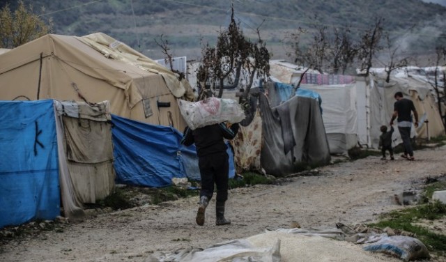 سورية: برد قارس يحل على مخيمات النازحين بريف إدلب