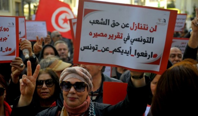آخرها تمديد حالة الطوارئ.. كيف تأثرت تونس من قرارات سعيّد في 2022؟