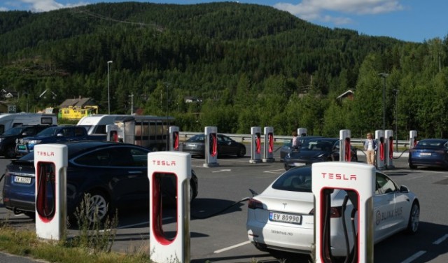 النروج تسجّل رقما قياسيا في 2022 باقتناء السيارات الكهربائية
