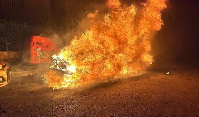 اندلاع حريقين بسيارتين في حيفا