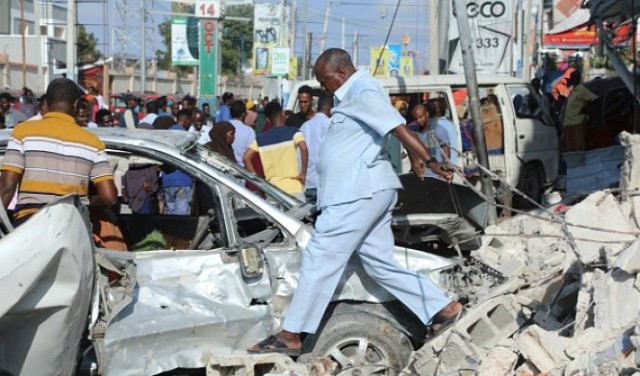 قتلى وجرحى بانفجار سيارتين مفخختين بالصومال  
