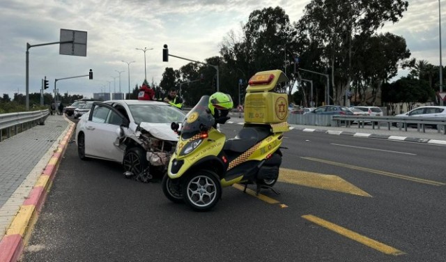 إصابة خطيرة لسائق دراجة نارية في حادث طرق قرب تل أبيب