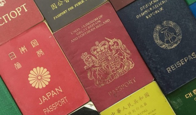 ما هو لون جواز سفرك؟