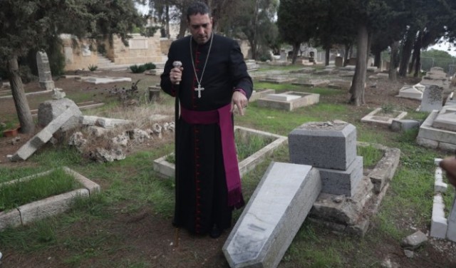 الشرطة الإسرائيلية تعتقل مشتبهين بالاعتداء على مقبرة مسيحية بالقدس