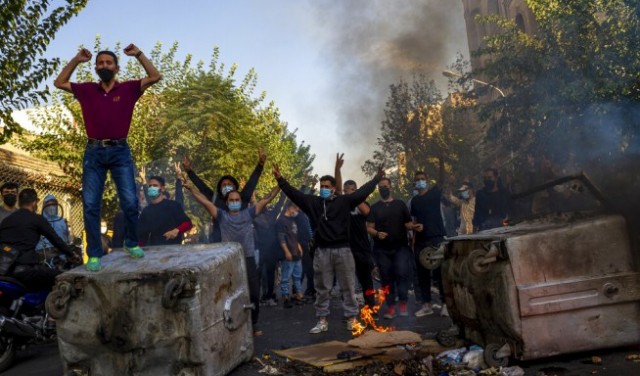 محلّلون: النظام الإيرانيّ منقسم حول طريقة التعامل مع الاحتجاجات