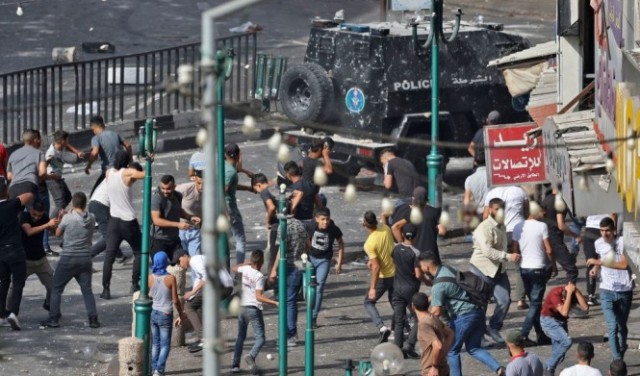 أمن السلطة يقمع مسيرة في نابلس ضد الاعتقال السياسي