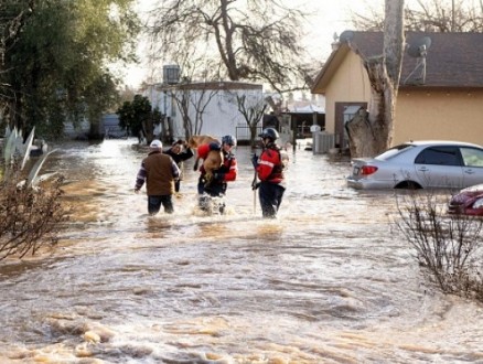 وفاة 17 شخصا وفقدان طفل في عواصف كاليفورنيا