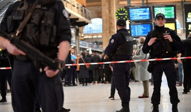 جرحى بهجوم بسكين بمحطة للقطارات بباريس واعتقال المنفذ