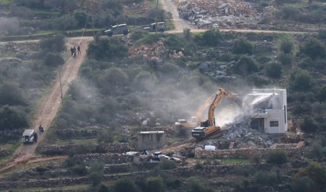 الاحتلال يهدم منزلين بالخليل وتحطيم أشجار زيتون بنابلس