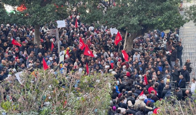 في ذكرى الثورة التونسية الـ12.. المئات يتظاهرون ويطالبون سعيد بالرّحيل
