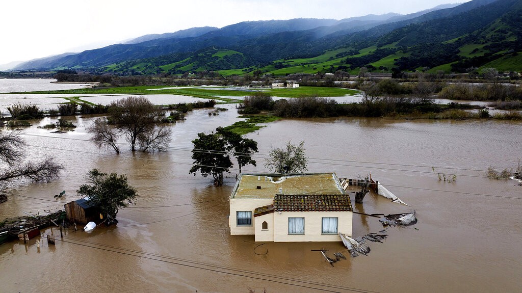 توقعات بـ فيضانات كارثية.. عاصفة جديدة تضرب كاليفورنيا