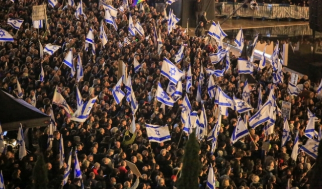 عن احتكام الإسرائيليين إلى الشارع... ما الذي يعنيه لنا؟