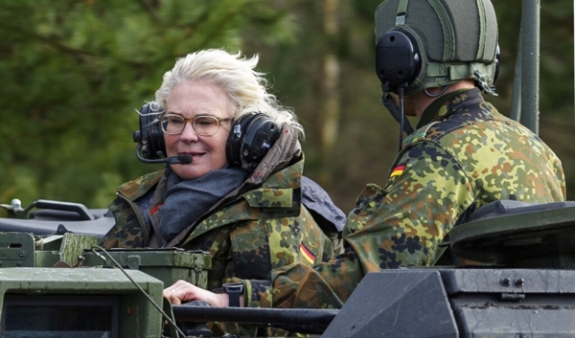 ألمانيا: استقالة وزيرة الدفاع إثر انتقادات لسياساتها الأمنية ودعم أوكرانيا