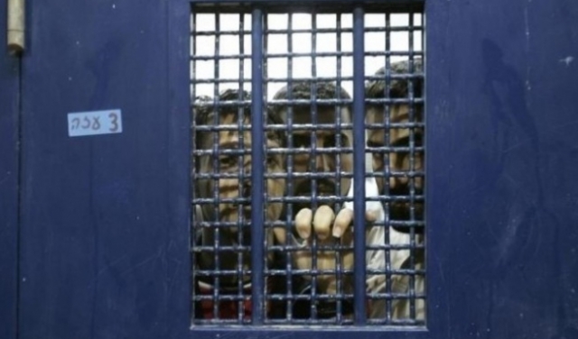 الاحتلال يغلق أقسام أسرى في سجن النقب
