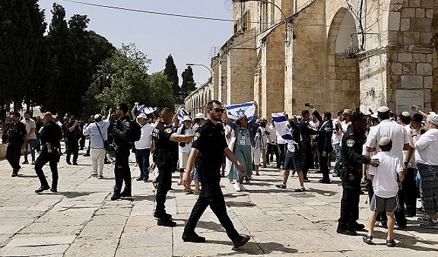 مستوطنون يرفعون العلم الإسرائيلي وينشدون 