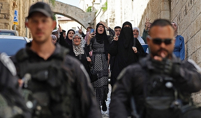   اقتحامات للأقصى واعتقالات وإبعاد لفلسطينيين عن المسجد