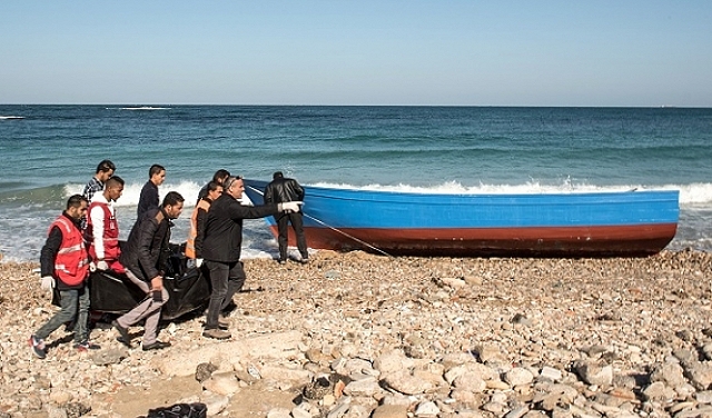 مصرع 8 مهاجرين وإنقاذ العشرات بعد غرق قاربهم قبالة سواحل ليبيا