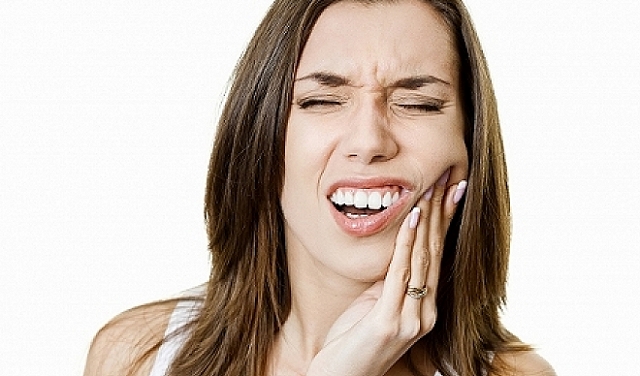 كيف تخفف آلام الأسنان في المنزل؟ 