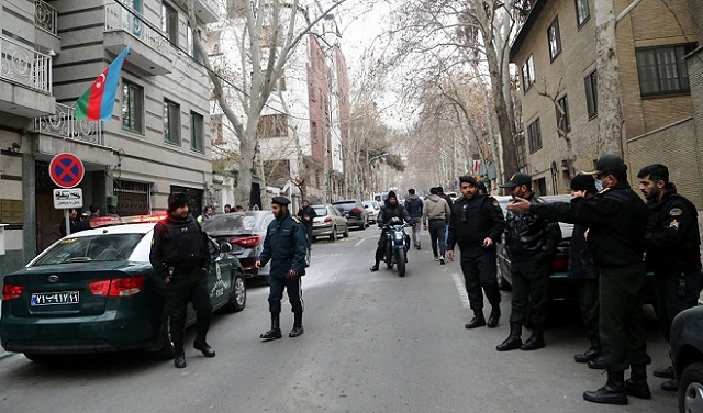 إيران: قتيل ومصابان بهجوم مسلّح على سفارة أذربيجان وباكو تخلي سفارتها