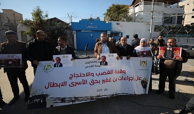 الأسرى يصعدون خطواتهم الاحتجاجية إثر قمعهم في سجون الاحتلال
