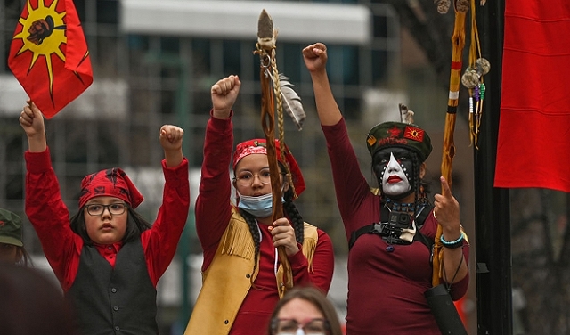 كندا: السكّان الأصليون في مواجهة التاج البريطاني