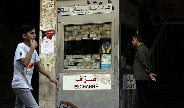 لبنان: الدولار يساوي 15 ألف ليرة بدءا من فبراير