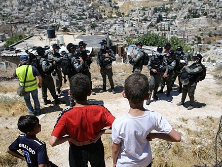 "هيومن رايتس ووتش": إغلاق منازل الفلسطينيين عقاب جماعي يرقى لجريمة حرب