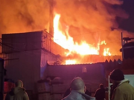 حريق هائل في مصنع بالقرب من منطقة سكنية في كفر قرع