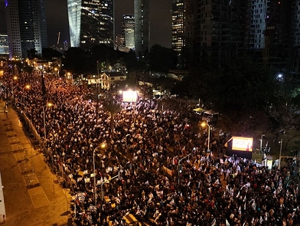 توسع رقعة الاحتجاجات: عشرات الآلاف يتظاهرون ضد حكومة نتنياهو وإضعاف القضاء