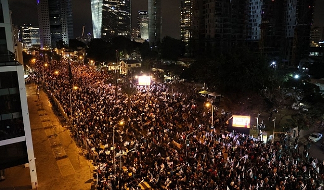 توسع رقعة الاحتجاجات: عشرات الآلاف يتظاهرون ضد حكومة نتنياهو وإضعاف القضاء