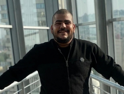 هبة الكرامة: تحرر عمر زيتاوي من الحبس المنزلي بعد 18 شهرًا من الإبعاد