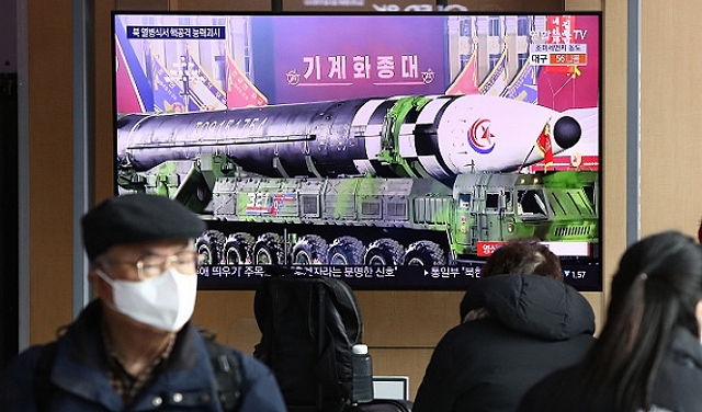 كوريا الشمالية تستعرض الصواريخ البالستية العابرة للقارات