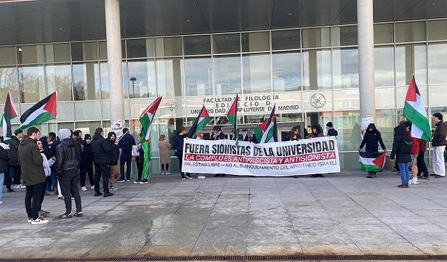 حارس سفيرة إسرائيل لدى إسبانيا يشهر سلاحه بوجه طلبة مناصرين لفلسطين