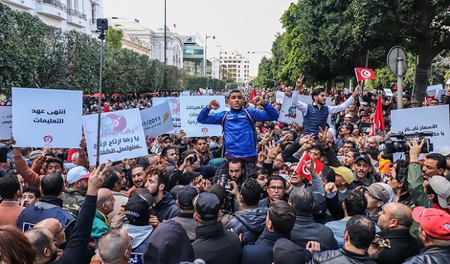 الأزمة السياسيّة في تونس... تداعيات اتّساع المعارضة السياسيّة لحكم سعيّد وآفاقها
