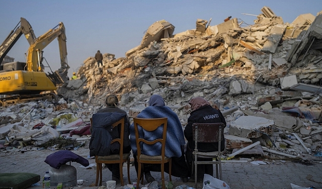 زلزال تركيا وسورية: عملية إنقاذ الناجين تتحول لحملة بحث عن الموتى