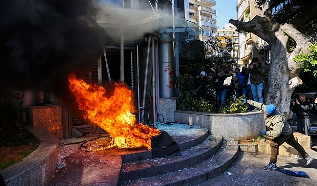 لبنان: محتجّون يحطّمون ويضرمون النار بواجهات مصارف في بيروت 