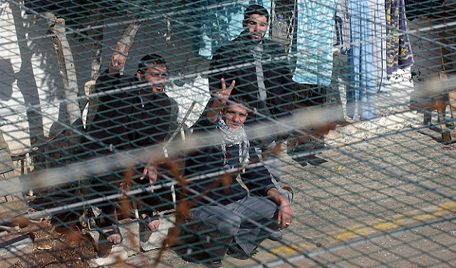 الأسرى يواصلون عصيانهم ضد إجراءات تضييق سلطة سجون الاحتلال عليهم