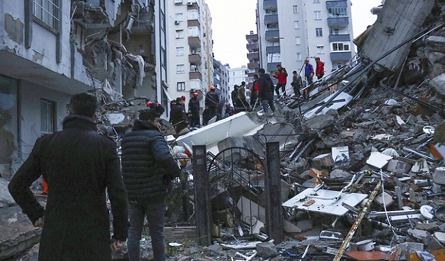 تركيا توقف البحث عن ناجين من الزلزال
