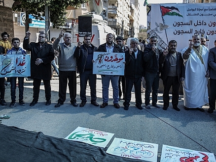 الأسرى يواصلون العصيان ضد إدارة سجون الاحتلال