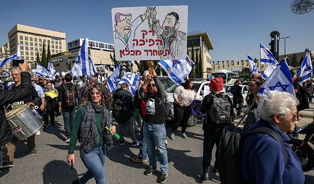 عشرات آلاف المتظاهرين ضد نتنياهو: 