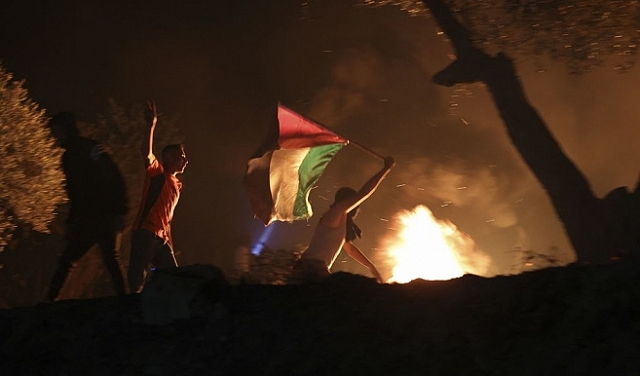 في الضفة وغزة والقدس: تظاهرات ليليّة تطالب بالرد على عدوان الاحتلال في نابلس