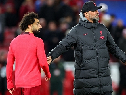 مدرب ليفربول: محمد صلاح أسطورة الفريق