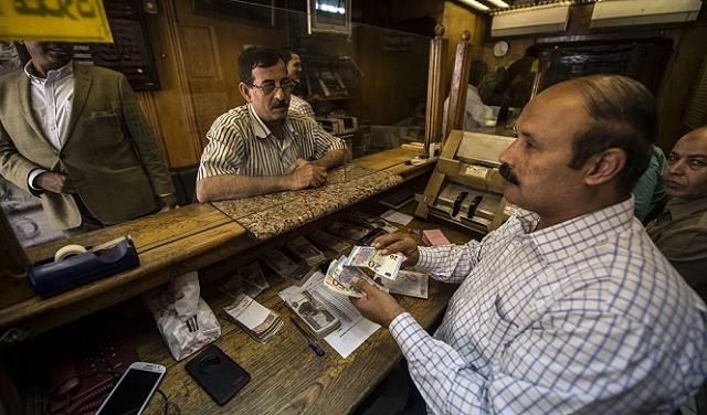 بنك يتوقّع سيناريو هبوط إضافي للجنيه المصري مقابل الدولار