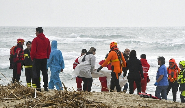 مصرع 40 مهاجرا في غرق مركب قبالة سواحل إيطاليا