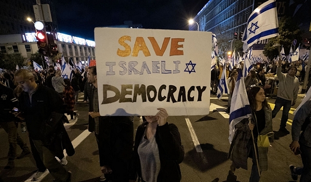استطلاع: 64% من الإسرائيليين يخشون تبعات خطة إضعاف القضاء الاقتصادية