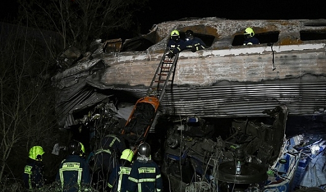 32 قتيلا و85 جريحا جراء تصادم بين قطارين باليونان