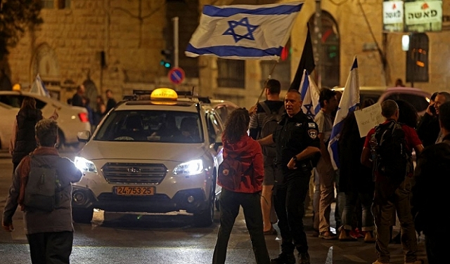 إضعاف القضاء: الآلاف يتظاهرون قرب منزل نتنياهو بالقدس ومحاصرة زوجته بتل أبيب